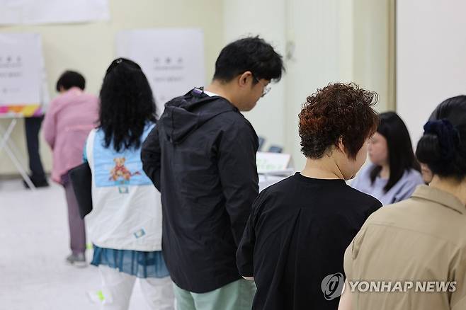 사전투표 이틀째 (울산=연합뉴스) 장지현 기자 = 6·3 지방선거 및 국회의원 재·보궐선거 사전투표 둘째 날인 30일 오전 울산 중구건강지원센터에 마련된 다운동 사전투표소에서 유권자들이 투표를 위해 본인 확인을 받고 있다. 2026.5.30 jjang23@yna.co.kr