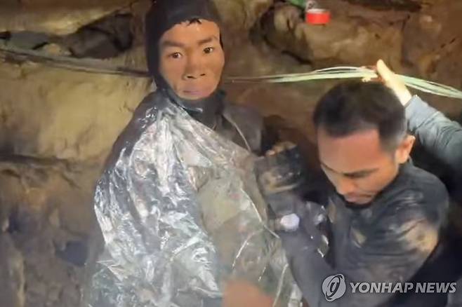 침수된 라오스 동굴서 생존 확인된 5명 모두 구조돼 라오스 중부 사이솜분주 롱쨍 지역의 한 동굴에 9일째 갇혀 있던 한 주민(왼쪽)이 지난 29일(현지시간) 구조대에 의해 구조되는 모습