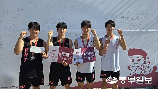 2026 위너볼 3X3 농구대회 고등부 우승을 차지한 RNT팀. 왼쪽부터 이종혁, 허지윤, 김동현, 박범준 선수. 임창희기자