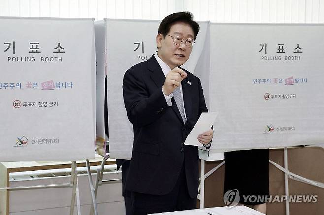 이재명 대통령이 제9회 전국동시지방선거 사전투표 첫날인 29일 서울 종로구 삼청동 주민센터에서 사전 투표 중 기표 도장 관련 문의를 하고 있다. /사진=연합뉴스