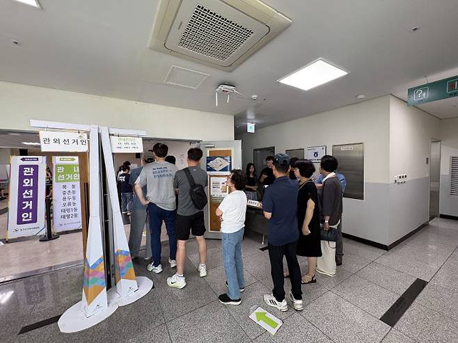 30일 대전 중구 목동행정복지센터에 마련된 사전투표소에 시민들이 투표를 위해 줄을 서고 있다./사진=최화진 기자