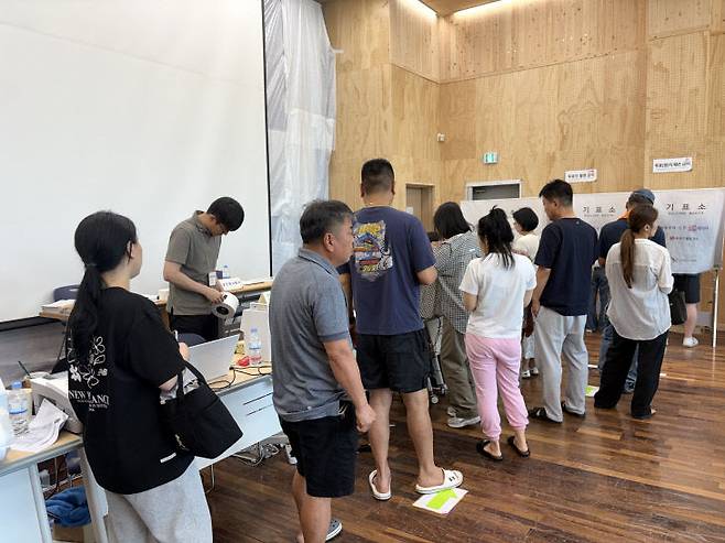 30일 유성구 온천1동 행정복지센터에 마련된 사전투표소에 시민들이 투표하기 위해 긴 줄을 서고 있다./사진=최화진 기자