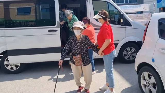 2026년 5월 29일 제9회 전국동시 지방선거 사전투표 첫날, 고창군 소재 효사랑데이케어센터 이용 어르신들이 특정 차량을 이용해 사전투표소로 이동하는 모습이 포착돼 지역사회에서 논란이 제기되고 있다. /사진=독자제공