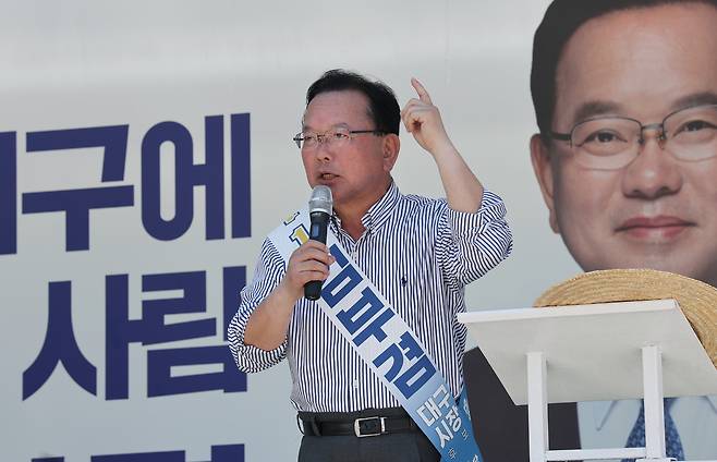 31일 오후 김부겸 더불어민주당 대구시장 후보가 동구 불로시장 일원에서 유세를 펼치며 지지를 호소하고 있다. /이용선기자