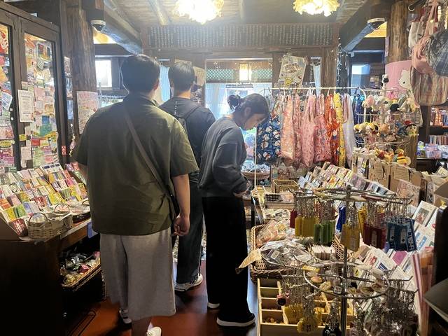 지난 27일 오전 대구 중구 중앙로역 인근의 한 빈티지 소품 매장을 찾은 젊은이들이 진열된 상품을 살펴보고 있다. 김도경 기자
