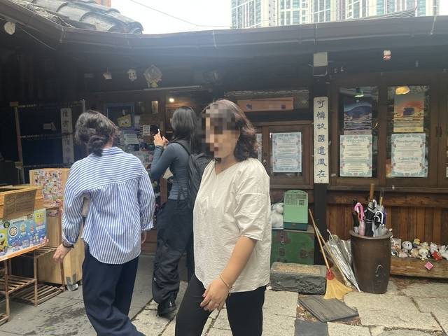 같은 날 오전 중장년층 시민들이 중구 중앙로역 인근 한 빈티지 소품 매장을 구경하고 있다. 김도경 기자