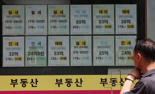 서울 강남구 부동산 중개업소에 붙은 매매·전세·월세 매물 안내문. / 사진=연합뉴스