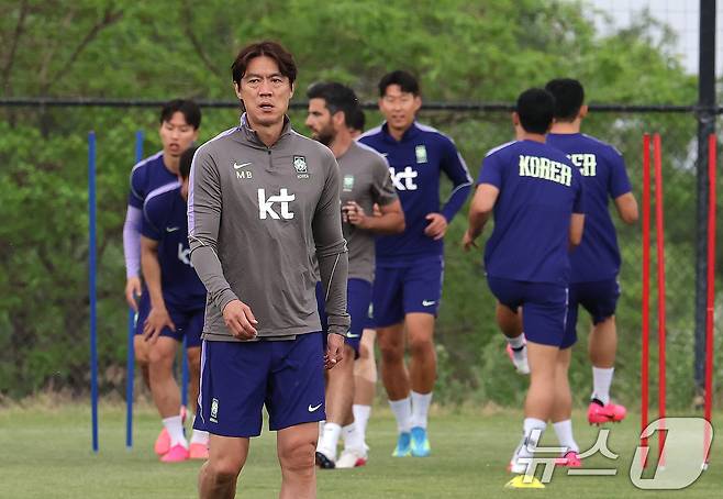 홍명보 대한민국 축구대표팀 감독이 29일(현지시간) 미국 유타주 헤리먼에 위치한 자이언스뱅크 트레이닝센터에서 선수들의 훈련을 지켜보고 있다. 2026.5.30 ⓒ 뉴스1 임세영 기자