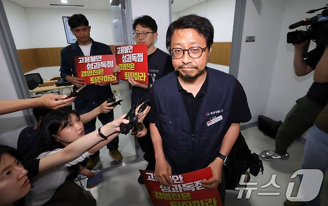 서승욱 카카오지회 지회장이 27일 경기 수원시 영통구 경기지방노동위원회에서 열린 카카오 노사 2차 조정회의에 참석하고 있다. 이날 열린 2차 조정회의 결과에 따라 카카오를 포함한 법인 5곳이 모두 파업을 선언할 경우, 각 법인의 사상 첫 파업과 동시에 창사 이래 첫 공동 파업이 된다. (공동취재) 2026.5.27 ⓒ 뉴스1 김영운 기자