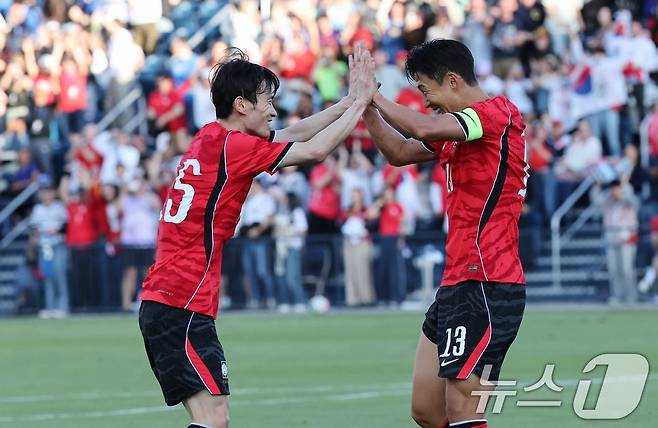 대한민국 축구대표팀 손흥민이 30일(현지시간) 미국 유타주 솔트레이크시티 브리검 영 대학교 BYU 사우스필드 경기장에서 2026 국제축구연맹(FIFA) 북중미 월드컵 앞두고 열린 대한민국과 트리니다드 토바고의 평가전에서 골을 넣고 김문환과 하이파이브를 나누고 있다. 2026.5.31 ⓒ 뉴스1 임세영 기자