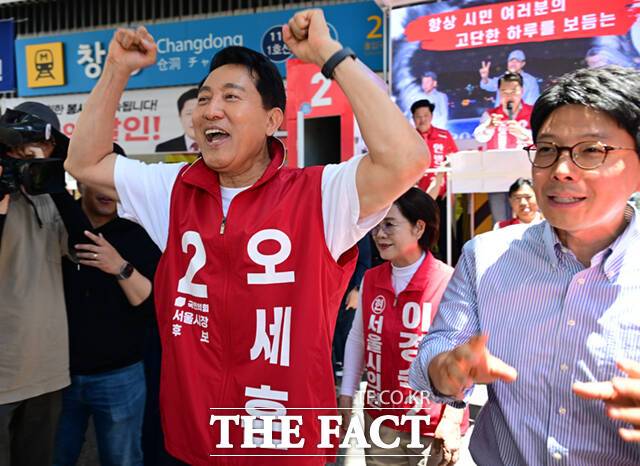 오세훈 국민의힘 서울시장 후보가 제9회 전국동시지방선거 사전투표 첫날인 29일 서울 도봉구 창동역 앞에서 유권자들에게 지지를 호소하고 있다. /이새롬 기자