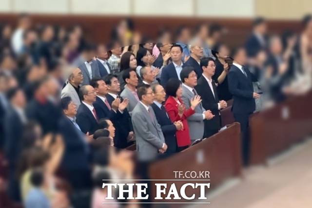이명박 전 대통령과 박형준 부산시장 후보, 김미애·김대식·주진우 의원이 앞줄에 앉아 있고, 박민식 후보는 뒷줄에 자리해 있다. /부산 해운대구=김민지 기자