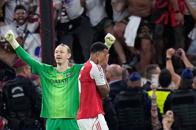 <YONHAP PHOTO-2387> PSG's goalkeeper Matvey Safonov, left, celebrates while Arsenal's Gabriel Magalhaes reacts after failing to score during a penalty shootout after extra time during the Champions League final soccer match between Paris Saint-Germain and Arsenal in Budapest, Hungary, Saturday, May 30, 2026. (AP Photo/Petr Josek)/2026-05-31 05:15:45/<저작권자 ⓒ 1980-2026 ㈜연합뉴스. 무단 전재 재배포 금지, AI 학습 및 활용 금지>