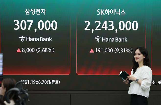 코스피가 사상 최고치인 8228.70에 장을 마친 27일 오후 서울 중구 하나은행 딜링룸 전광판에 삼성전자와 SK하이닉스 종가가 나오고 있다. 2026.05.27 서울=뉴시스