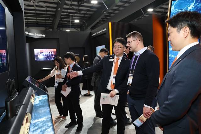 캐나다 오타와에서 열린 ‘CANSEC 2026’ 전시회 내 한화오션 부스에서 한화오션 관계자가 방문객들에게 최신예 잠수함인 KSS-III 모델을 소개하고 있다. 한화오션 제공