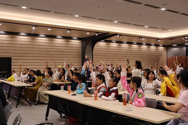 지난 29일 베트남 하이퐁시에서 개최된 '하이퐁시 제1외국어 채택 초·중학교 한국어 발표회' 중간 한국어 퀴즈 시간 학생들이 답을 말하기 위해 손을 들고 있다. 사진=김준석 특파원