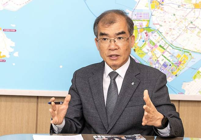 류윤기 인천도시공사 사장이 지난 24일 공사의 미래 비전과 당면 현안에 대해 설명하고 있다. 인천도시공사 제공