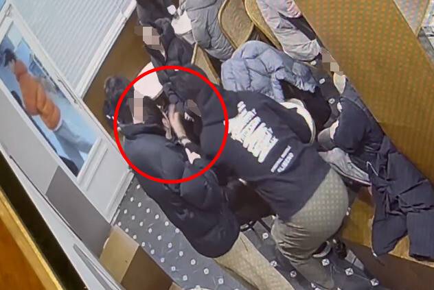 지난 1월 경기도 성남시의 한 카페에서 ㄴ씨가 자신의 왼손으로 ㄱ씨의 뺨을 때리고 있다. ㄱ씨 제공