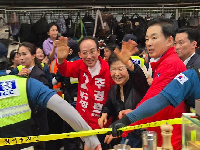 박근혜 전 대통령과 추경호 국민의힘 대구시장 후보가 31일 대구 중구 서문시장을 방문해 시민들에게 인사를 하고 있다. 대구=김재현 기자