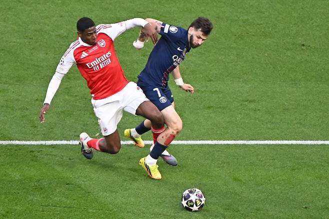 PSG 크바라츠헬리아(오른쪽)가 모스케라의 태클에 걸려 넘어지며 페널티킥을 얻어내고 있다. AFP=연합뉴스