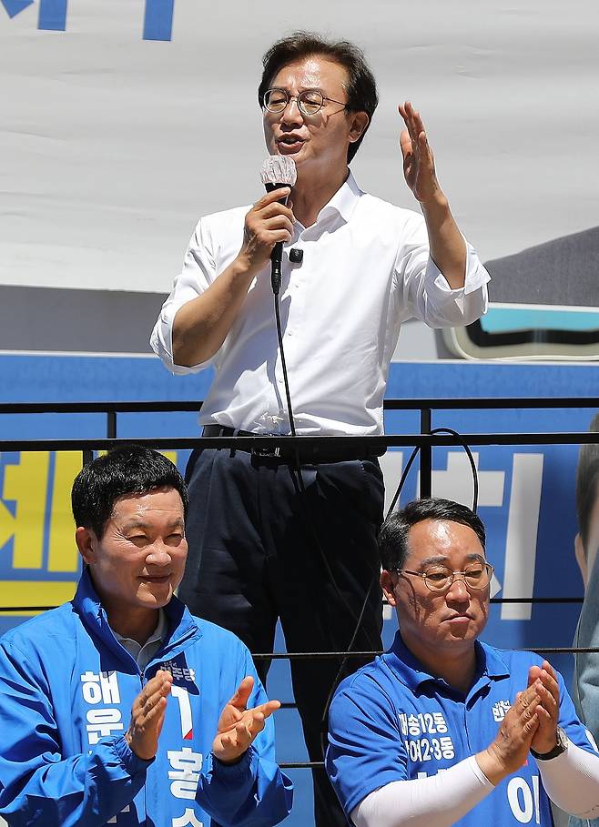 전재수 더불어민주당 부산시장 후보가 제9회 전국동시지방선거 및 국회의원 재보궐선거 사전투표 둘째 날인 지난 30일 부산 해운대구 반송큰시장 앞에서 유세차에 올라 시민들에게 지지를 호소하고 있다. 뉴스1
