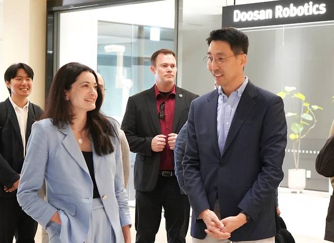 두산로보틱스 김민표 대표와 엔비디아 매디슨 황 수석 이사가 대화를 나누고 있다. 사진=두산로보틱스