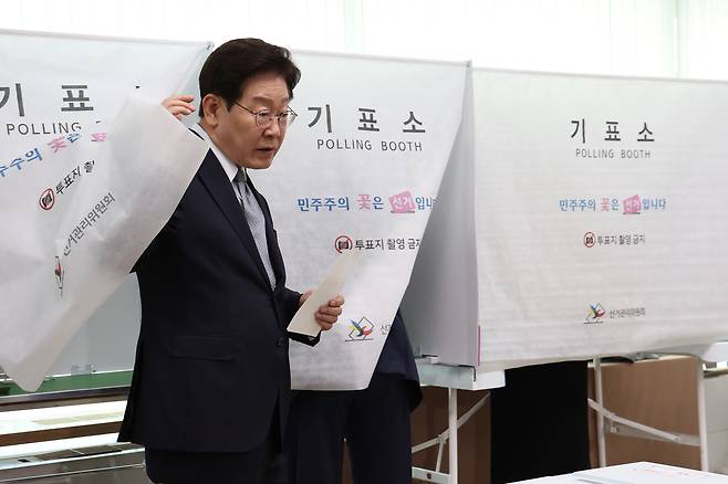 이재명 대통령이 제9회 전국동시지방선거 사전투표 첫 날인 지난 29일 오전 서울 종로구 삼청동주민센터를 찾아 투표를 하고 있다. 청와대사진기자단