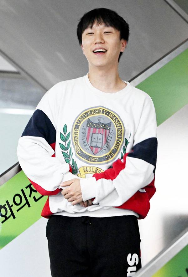 ‘작은영화영화제’ 이신희 집행위원장이 지난 20일 영화의전당에서 인터뷰를 한 뒤 포즈를 취하고 있다. 오는 3일 작은영화영화제 100회를 앞둔 그는 “영화제의 지속가능한 운영 방안을 찾겠다”고 목표를 밝혔다. 김성효 기자 kimsh@kookje.co.kr