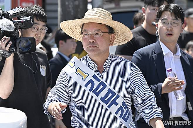 김부겸 더불어민주당 대구시장 후보가 31일 대구 동구 불로전통시장에서 유세차량으로 향하고 있다.