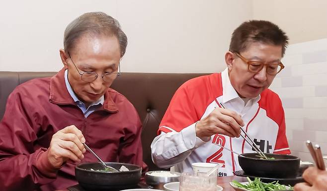이명박 전 대통령이 31일 오후 부산 해운대구의 한 돼지국밥집에서 국민의힘 박형준 부산시장 후보와 함께 식사를 하고 있다.연합뉴스