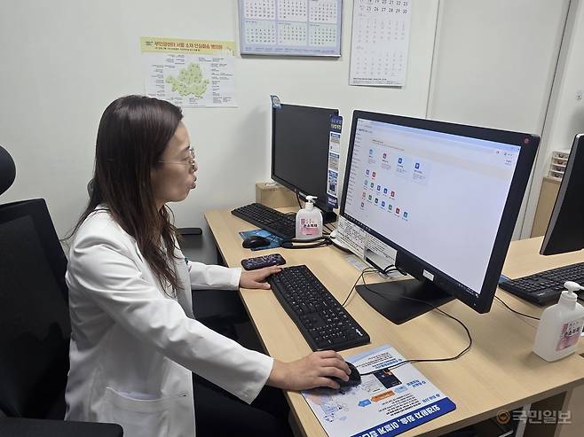 이승미 서울대병원 산부인과 교수가 지난 29일 진료실에서 AI를 이용해 환자의 진료 차트를 확인하고 있다.