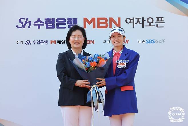 31일 경기도 양평군 더스타휴 골프 앤드 리조트에서 막을 내린 KLPGA투어 sh수협은행 MBN 여자오픈에서 통산 20승을 달성한 박민지가 KLPGA 김순희수석부회장으로부터 축하 꽃다발을 받고 있다. KLPGA