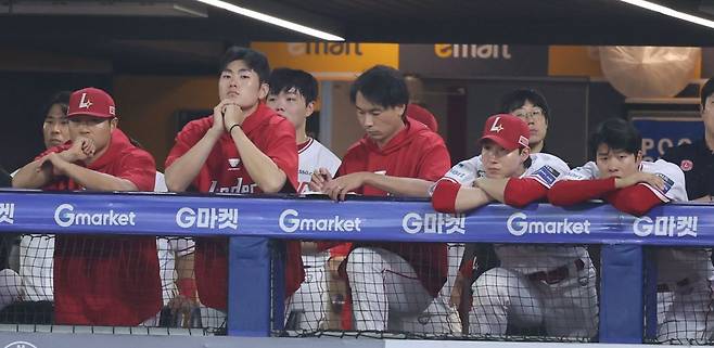 SSG 랜더스 선수들이 지난 28일 인천 SSG랜더스필드에서 열린 2026 KBO리그 삼성 라이온즈전에서 2021년 SSG 인수 이후 최다인 9연패를 경신한 뒤 그라운드를 바라보고 있다. 뉴스시