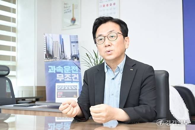 한정헌 한국교통안전공단 경기남부본부장이 경기일보와의 인터뷰에서 교통안전을 위한 정책 성과 등을 설명하고 있다. 홍기웅기자