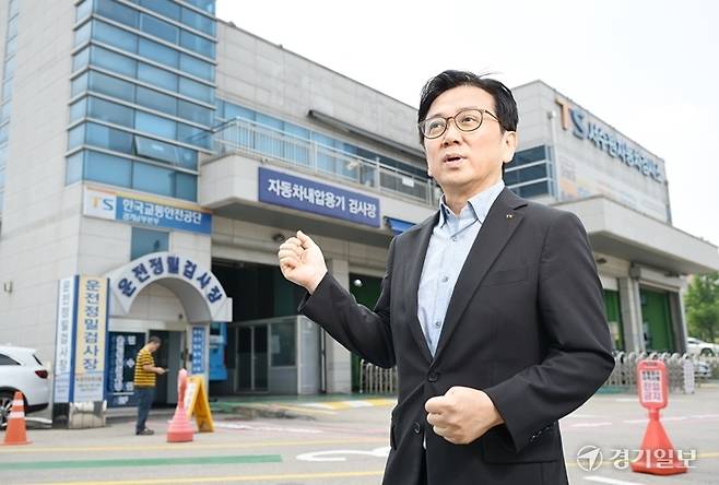 한정헌 한국교통안전공단 경기남부본부장이 한국교통안전공단 경기남부본부 앞에서 기념촬영을 하고 있다. 홍기웅기자