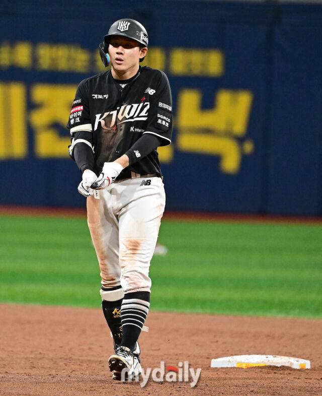 2026년 5월 30일 오후 서울 고척스카이돔에서 열린 '2026 신한 SOL KBO리그' KT 위즈와 키움 히어로즈의 경기. KT 최원준이 3회초 2사 2루서 1타점 2루타를 친 뒤 기뻐하고 있다./고척=유진형 기자