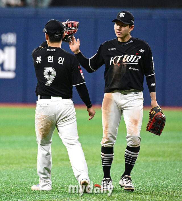 2026년 5월 30일 오후 서울 고척스카이돔에서 열린 '2026 신한 SOL KBO리그' KT 위즈와 키움 히어로즈의 경기. KT 2루수 류현인이 7회말 1사 1루서 키움 오선진의 안타성 타구를 잡고 1루 주자를 2루에서 잡은 뒤 우익수 최원준의 축하를 받고 있다./고척=유진형 기자
