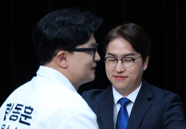 ▲더불어민주당 하정우(오른쪽), 무소속 한동훈 부산 북갑 국회의원 보궐선거 후보가 지난 28일 오후 부산 동구 부산 MBC에서 열린 선관위 주관 TV 토론회에서 악수 한 뒤 자리로 향하고 있다. ⓒ연합뉴스