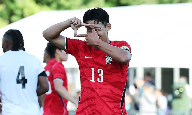 손흥민 A매치 56골 달성… 1위 차범근 기록 2골 남아 한국 축구대표팀의 손흥민이 31일 미국 유타주 프로보의 브리검영대 사우스필드에서 열린 트리니다드토바고와의 평가전에서 두 번째 골을 넣은 뒤 자신의 상징인 ‘찰칵 세리머니’를 선보이고 있다. 프로보=뉴스1