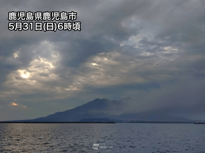 31일 오전 6시쯤 일본 가고시마현 사쿠라지마 일대에 화산재를 동반한 연무가 드리워져 있다. 웨더뉴스 캡처