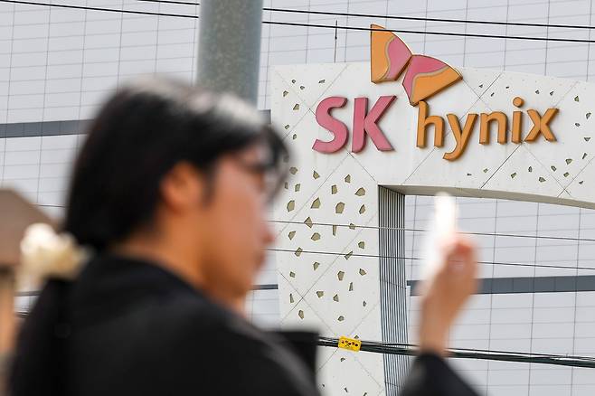 경기도 이천시 SK하이닉스 본사 앞으로 임직원이 걸어가고 있다. 연합뉴스