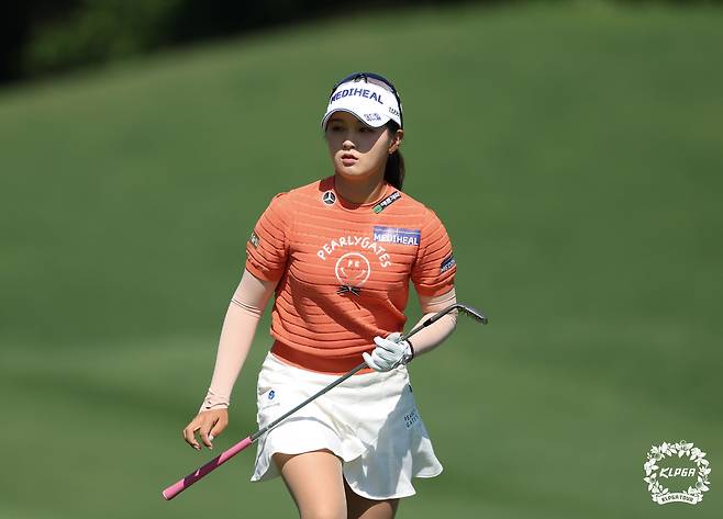 칩샷 후 이동하고 있는 박현경. 사진 제공=KLPGA