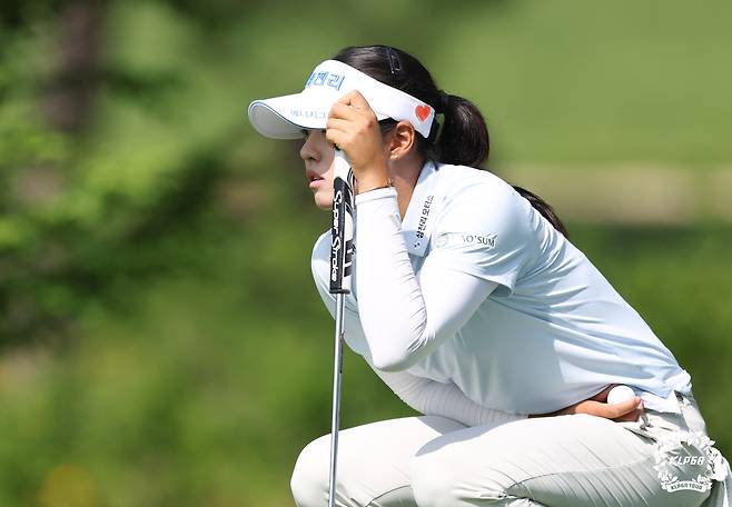 그린 경사를 읽고 있는 서교림. 사진 제공=KLPGA