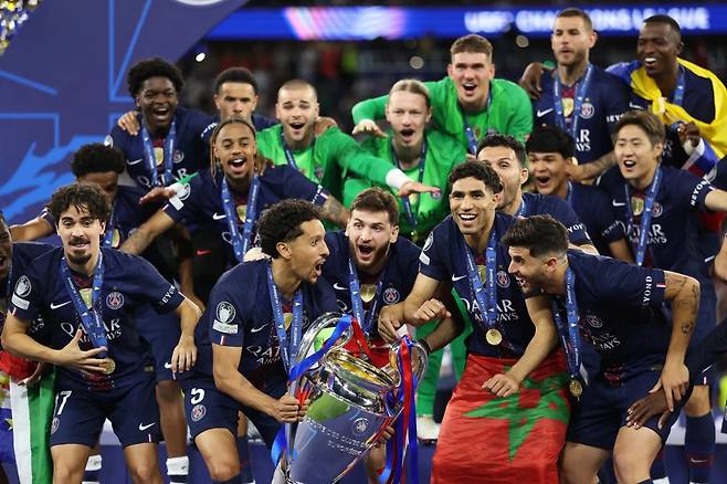 이강인(2번째줄 맨 오른쪽) 등 PSG 선수들이 31일(한국시간) 헝가리 부다페스트에서 열린 UCL 파이널에서 아스널을 승부차기로 꺾고 2연패에 성공한 뒤 우승 세리머니를 하고 있다. 사진제공|UEFA