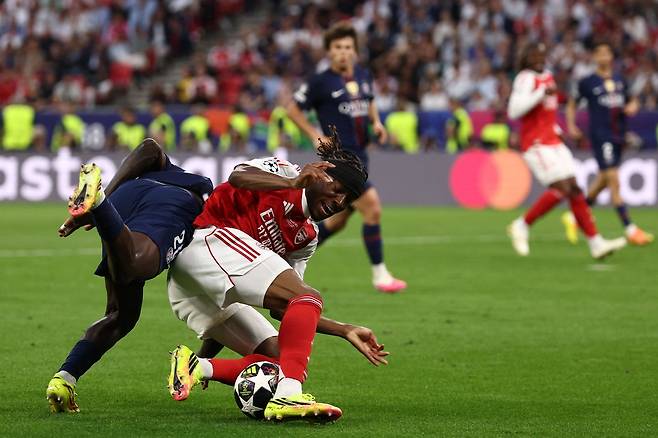 31DLF, 부다페스트 푸스카스 아레나에서 열린 파리 생제르맹(PSG)과 아스널 FC의 UEFA 챔피언스 리그 결승전에서 아스널의 잉글랜드 미드필더 노니 마두에케(20번, 오른쪽)와 파리 생제르맹의 포르투갈 수비수 누노 멘데스(25번)가 공을 다투고 있다. AFP연합뉴스