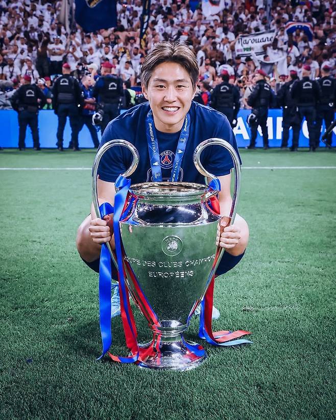 31일, 이강인이 유럽축구연맹(UEFA) 챔피언스리그 우승컵 빅이어와 사진을 찍었다. 파리 생제르맹(PSG) 공식 채널