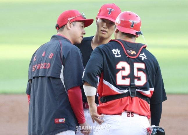 2026 신한 SOL Bank KBO리그 LG 트윈스 대 KIA 타이거즈 경기가 29일 서울 잠실야구장에서 열렸다. KIA 선발 이의리가 1회말 흔들리는 모습을 보이자 이동걸 코치가 마운드에 올라가 진정시키고 있다. /사진=김진경 대기자