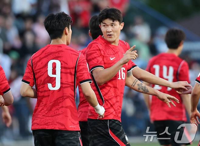 김민재(오른쪽)가 31일(한국시간) 미국 유타주 프로보의 브리검영대 사우스필드에서 열린 트리니다드토바고와 평가전 경기 중 이기혁과 대화하고 있다. /사진=뉴스1