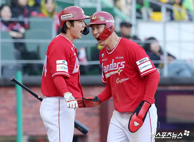 28일 오후 인천SSG랜더스필드에서 열린 '2026 신한 SOL Bank KBO리그' KIA 타이거즈와 SSG 랜더스의 경기, SSG가 홈개막전 7:6 역전 승리를 거뒀다. 9회말 1사 1,2루 SSG 에레디아 타석 때 득점한 오태곤이 최정과 기뻐하고 있다. 엑스포츠뉴스 DB