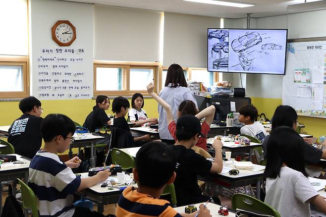 ▲ 수원매화초등학교 학생들이 미래차개발자 체험을 하고 있다./사진제공=수원매화초등학교